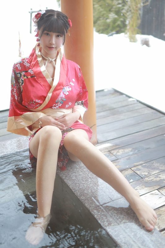 饥渴娇娘朱可儿露天浴池裸身入镜-IS