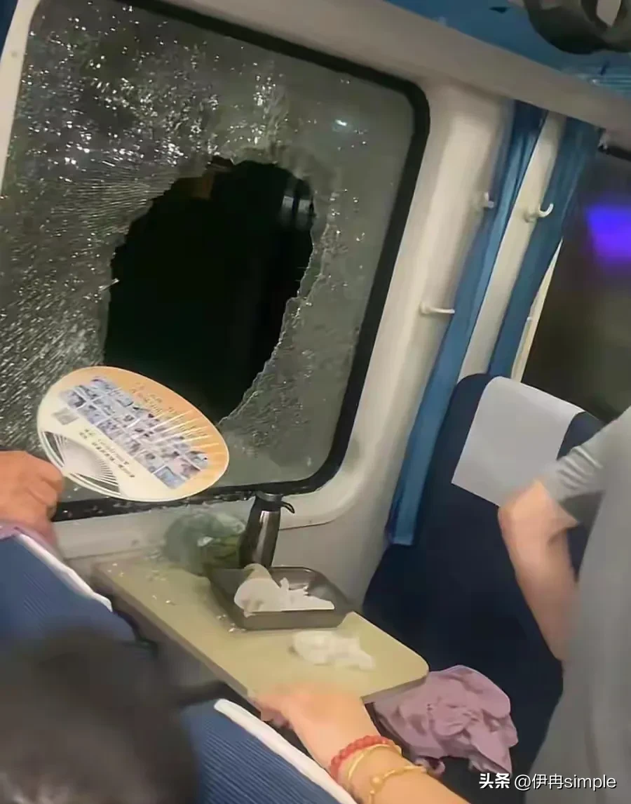 最近，“火车砸窗”事件引起了广泛关注。自消息传至网络以来，我持续关注该事件的最终处理进展。-IS